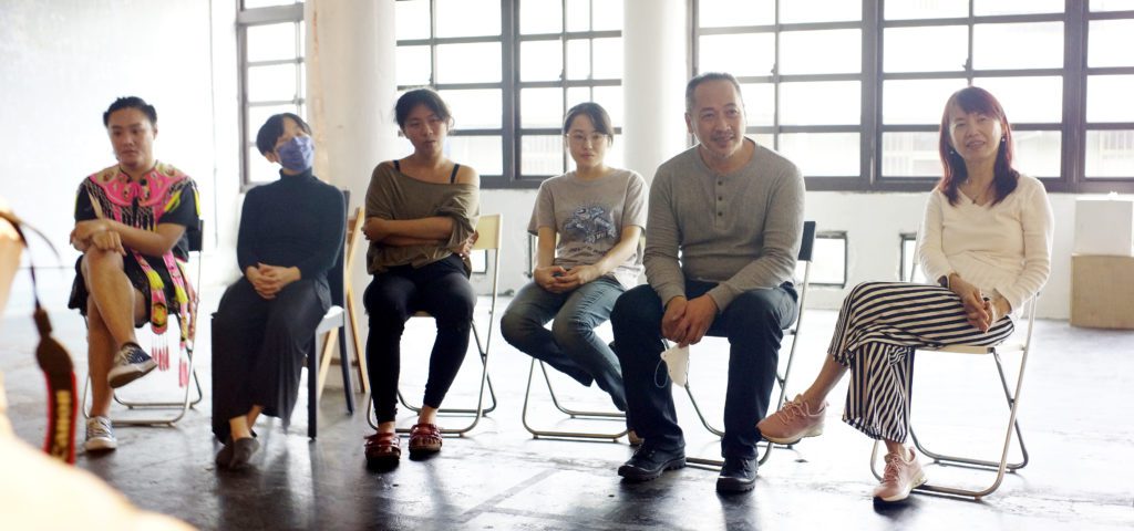 ▲行為藝術演出結束和觀眾面對面分享心得。(圖/唐天攝)