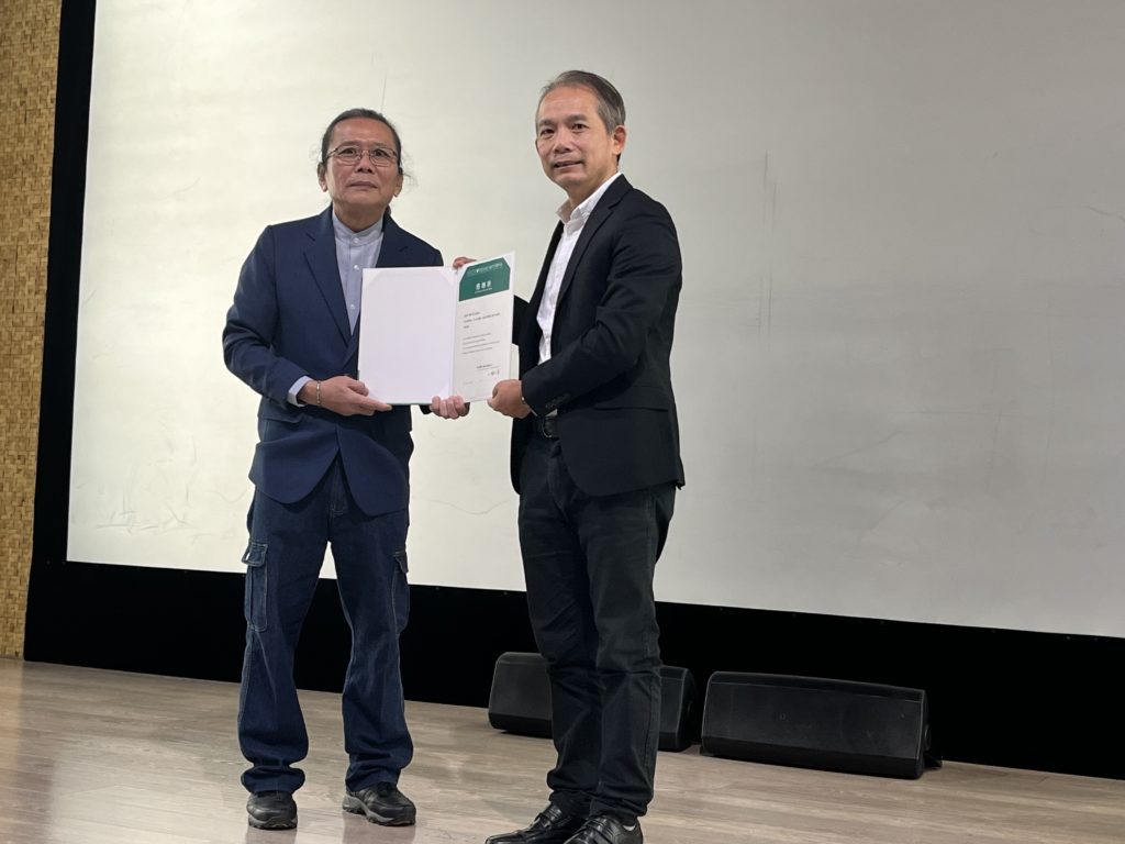 ▲工藝中心主任張仁吉(右)特別頒發感謝狀給王龍德理事長,以表彰其對工藝業界所做出的貢獻。(圖/王龍德理事長 提供)