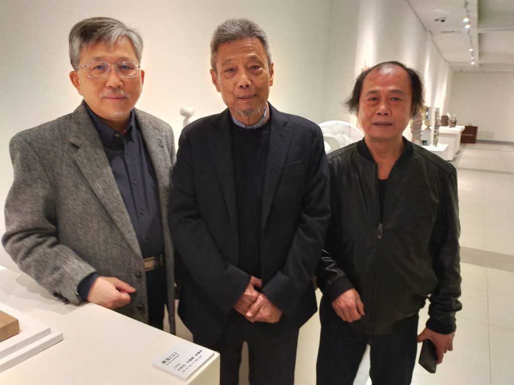 ▲郭清治老師(中)與國美館館長廖仁義(左)及劉柏村教授展場開心合影。(記者 辛澎祥/攝)
