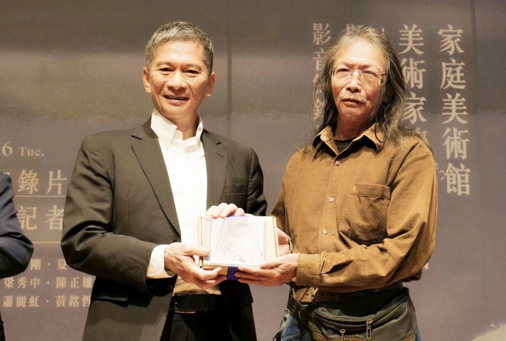 ▲國美館所主辦的傑出藝術家影音紀錄片頒發證書發表會中,文化部長李永得(左)特別對洪根深教授表達肯定之意。(記者 辛澎祥/攝)