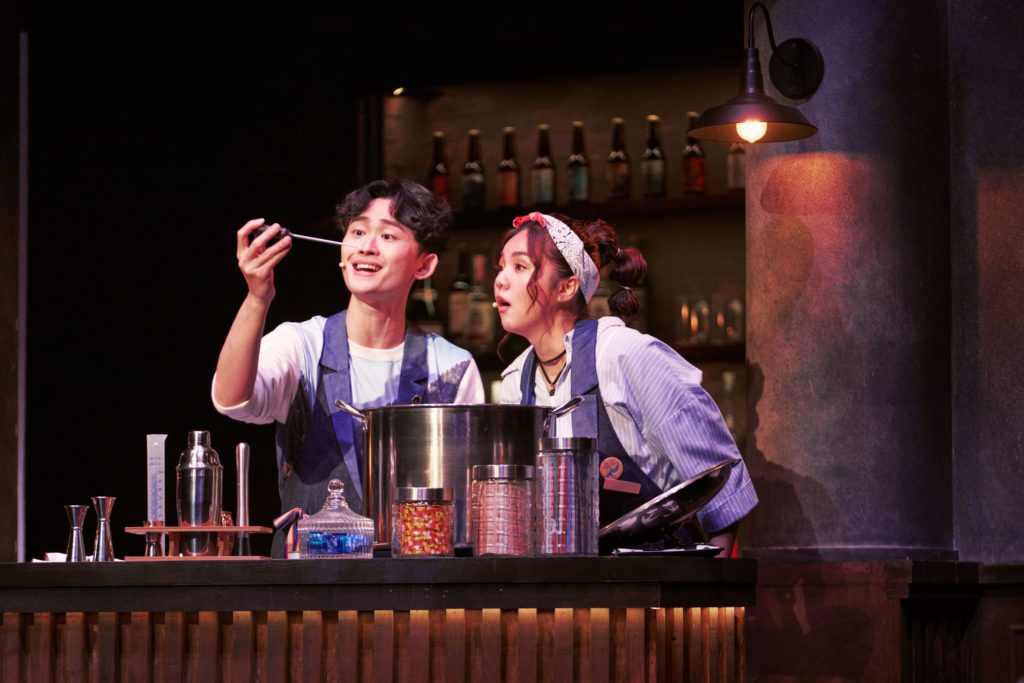 《SC驚釀小酒館》以小酒館為舞台,演繹兩位30歲還一事無成的魯蛇的創業故事。