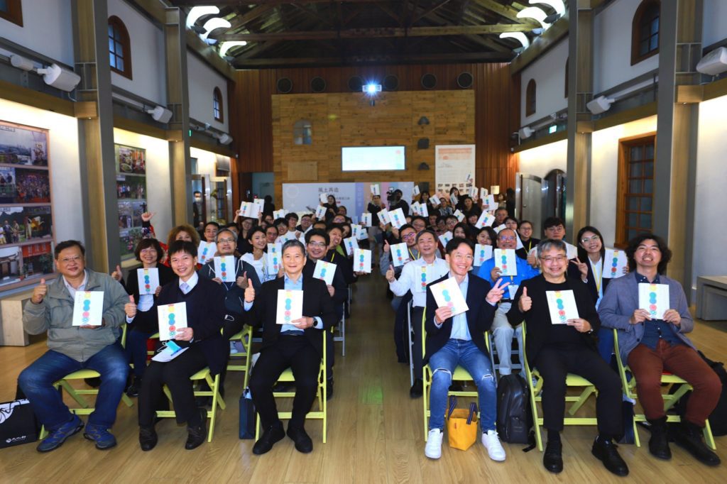 ▲新書發表會上與會社區代表及主協辦方開心大合照留念。(記者 辛澎祥/攝)