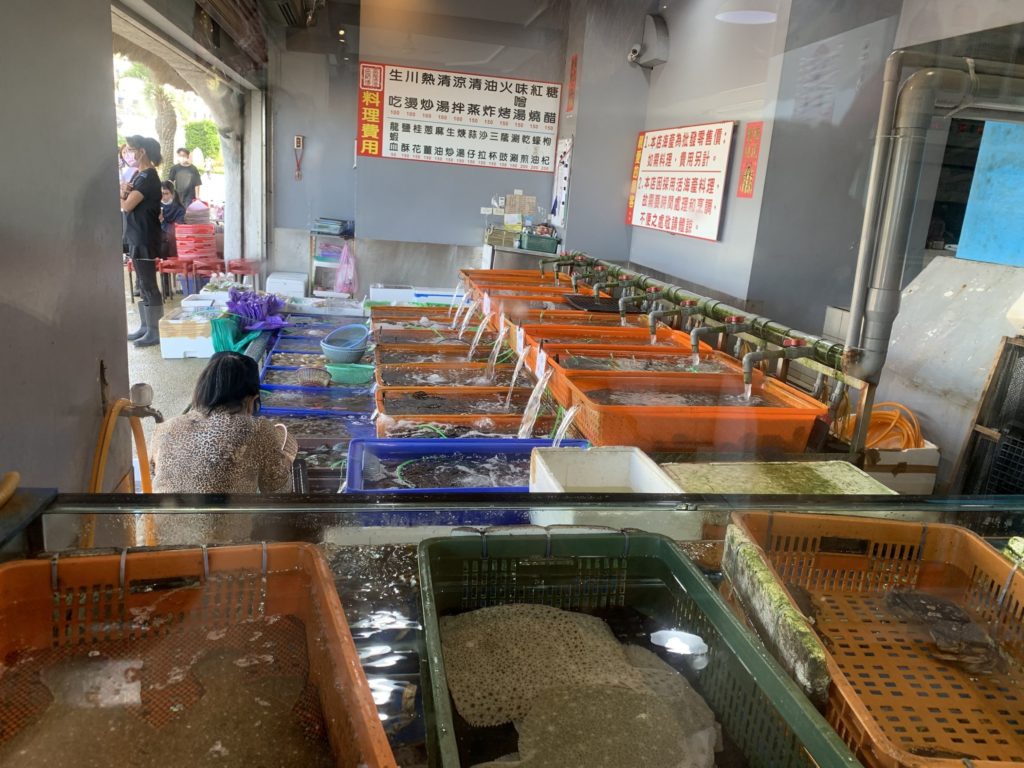 ▲淡水漁人碼頭旁的海產店，每日供應遊客及民眾活跳海鮮。（圖/新北漁業處 提供）