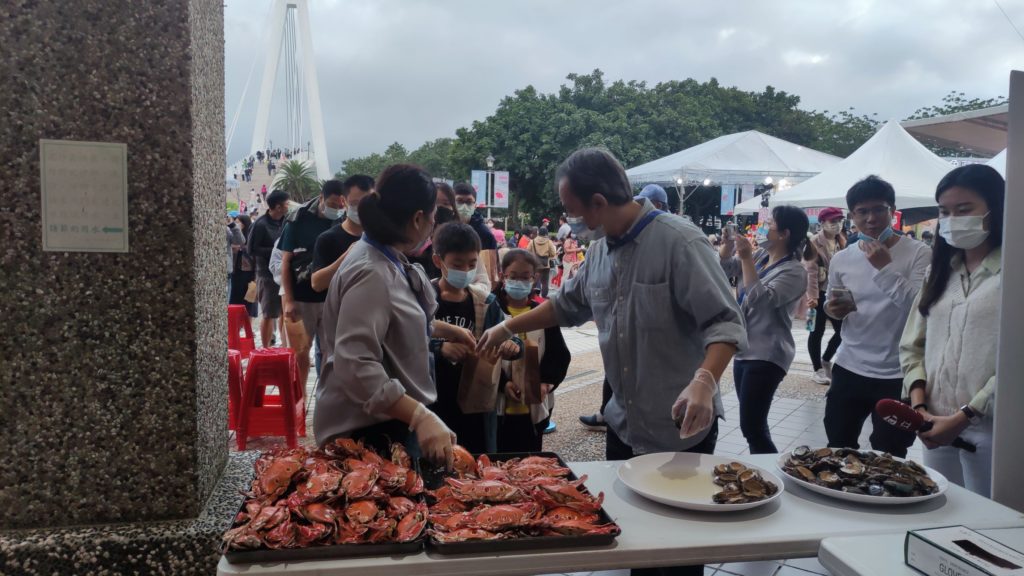 民眾領取鮮蟹促銷禮盒