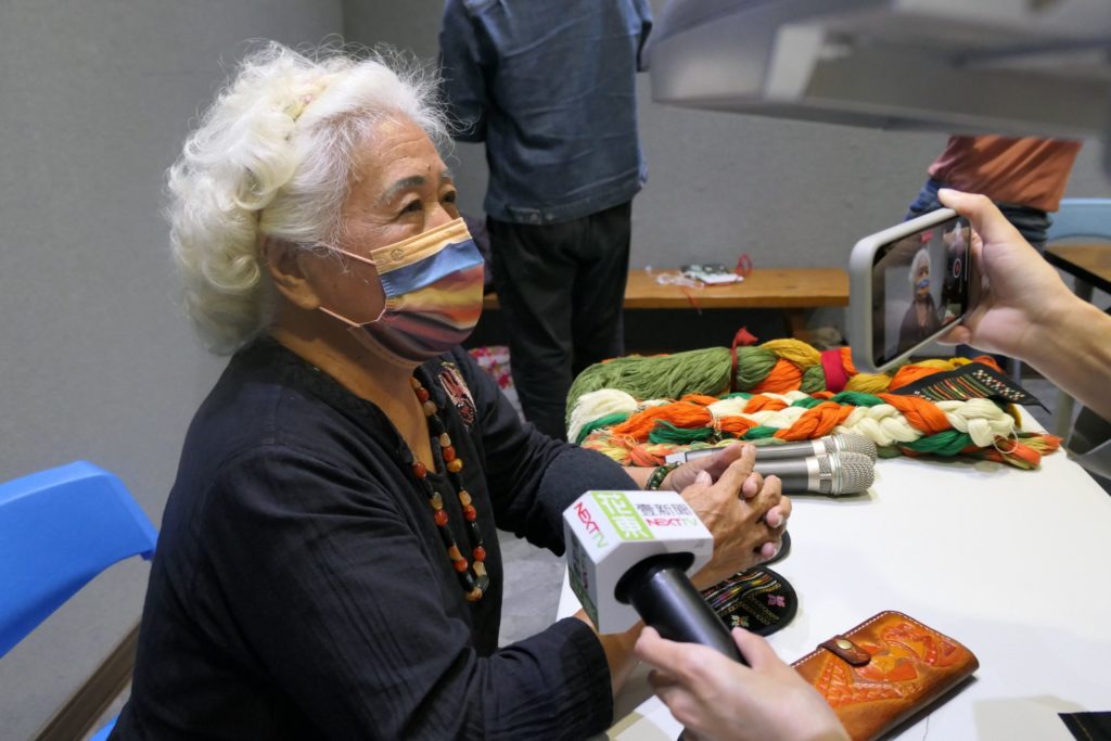 ▲台東首位人間國寶陳利友妹,傳承排灣族刺繡工藝不失傳。(圖/文化部 提供)