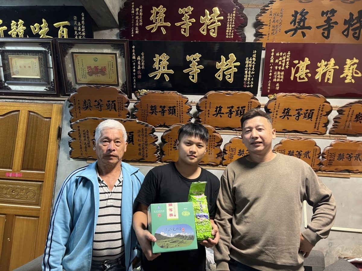 石碇許閔瑞承襲四代製茶世家技術  奪得石碇區包種茶特等獎