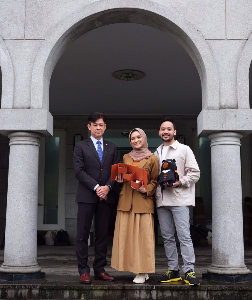大馬穆斯林人氣女星來臺拍攝觀光影片,觀光局國際組組長黃勢芳特地送上臺灣特色鮮果盒,表達慰勞與感謝之意。