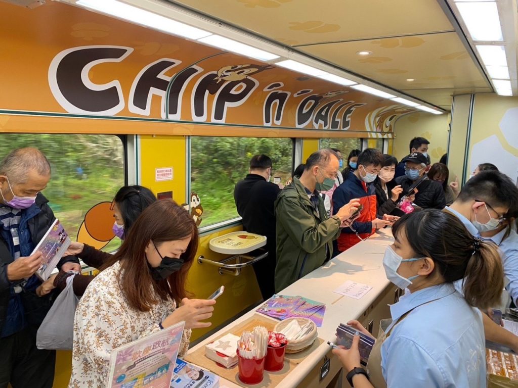 ▲在列車上點餐消費是年節期間的樂事。（圖/臺鐵 提供）