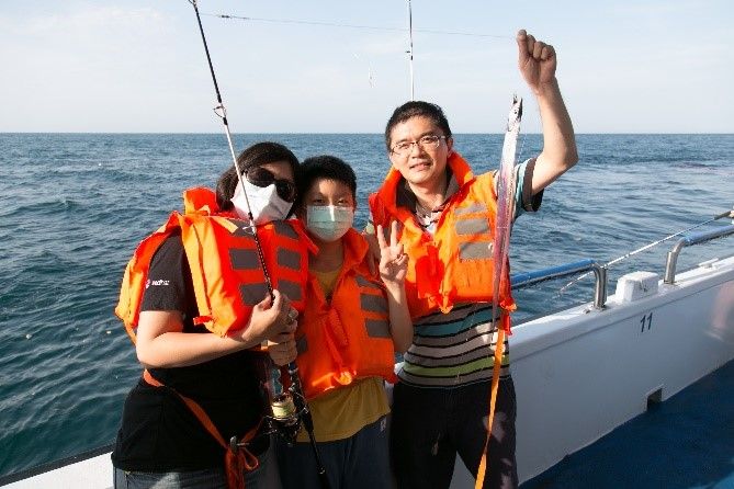 ▲休閒海釣是民眾重視的親子活動。(圖/新北漁業處 提供)