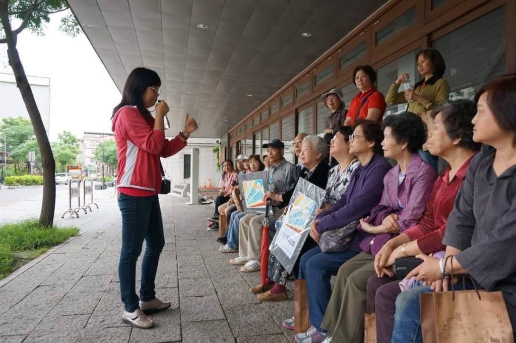 ▲李秀治的導覽解說讓婆婆媽媽易於掌握。(圖/新北漁業處 提供)