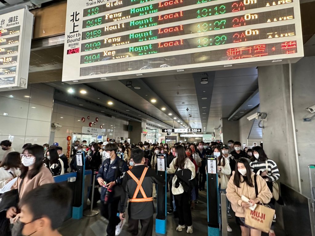 ▲假期搭車民眾在車站仍維持正常秩序。(圖/台鐵 提供)