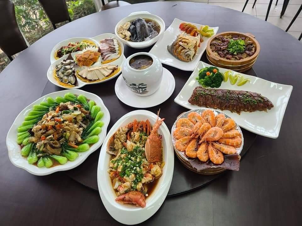 富基魚市春來活海鮮姐妹餐廳12800元年菜組合，十分豐盛。（圖/漁業處提供）
