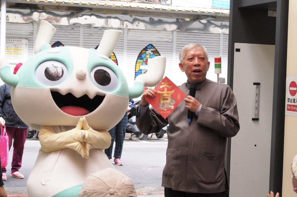 梁永斐館長與吉祥物「酷獸」一同致贈長者「大吉」兔春聯