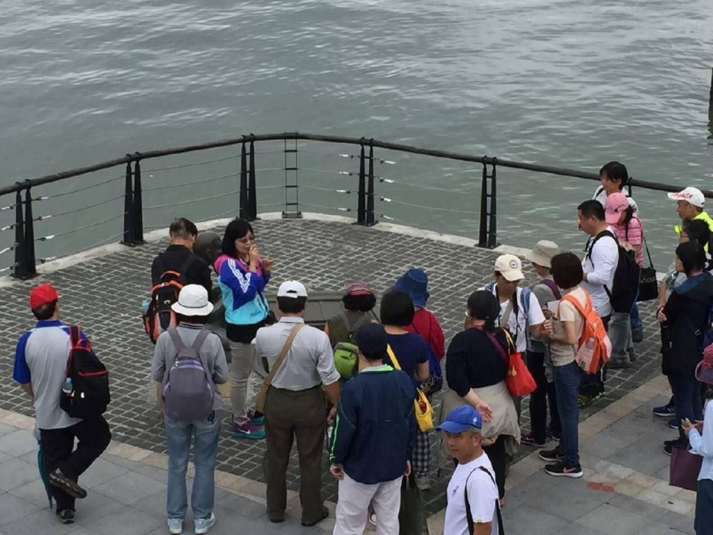 ▲志工李秀治在淡水漁人碼頭的服務,很多人都對她的敬業精神讚譽有加。(圖/新北漁業處 提供)