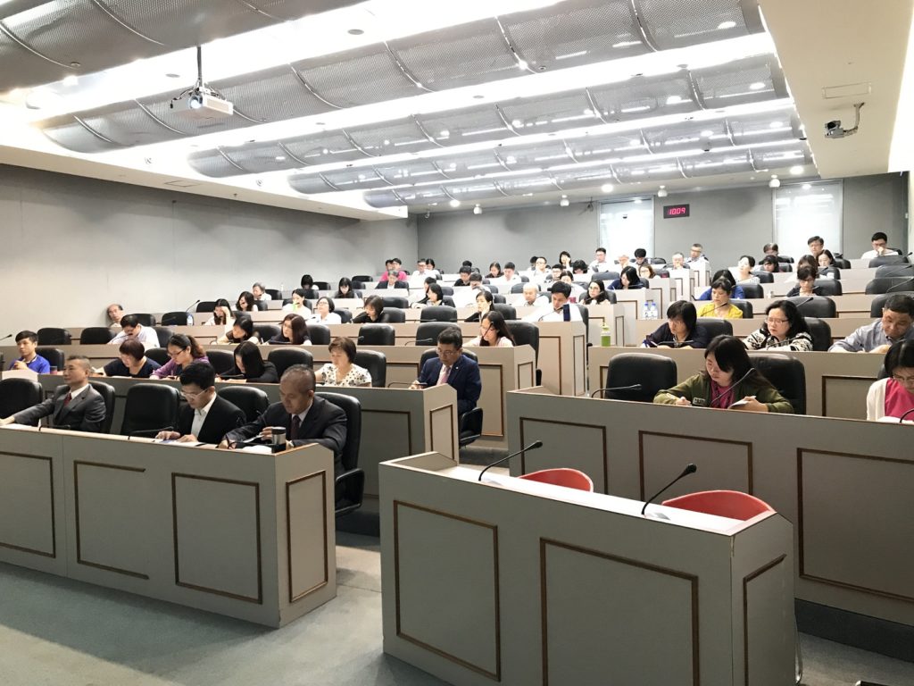 經發局為加強年輕人對於創業、稅務以及法務上的知識，火速推出相關課程，協助年輕人在成為「老闆」之前可以先了解有哪些應承擔的權利義務以及風險