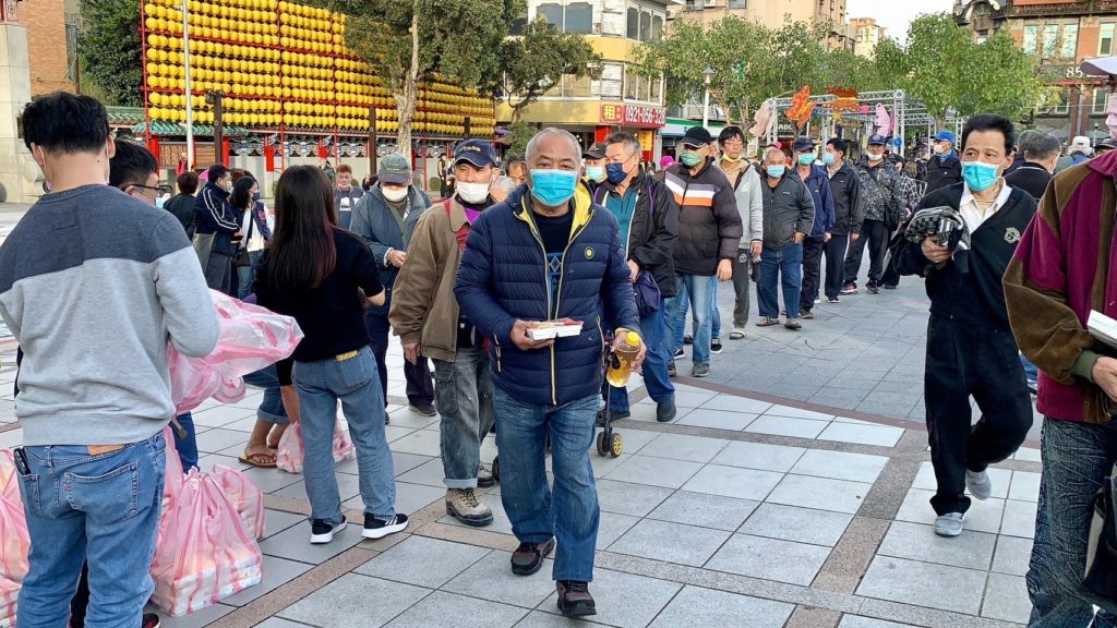 民眾排隊領取新北青農力便當