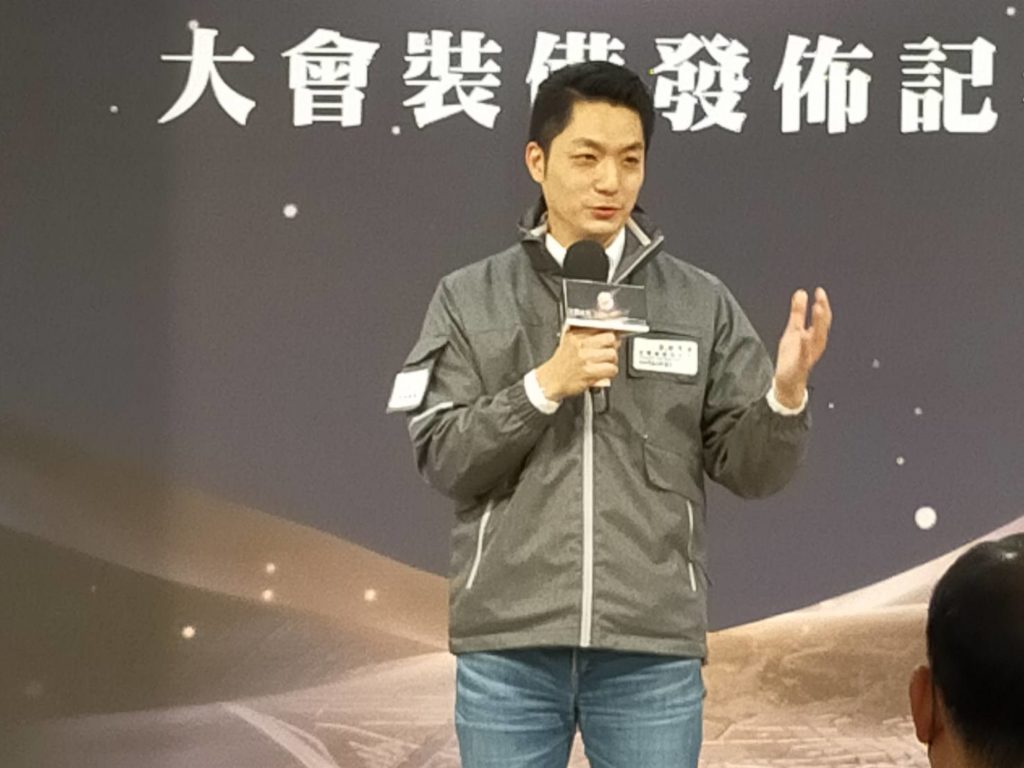 ▲台北市長蔣萬安身著台灣燈會專用服飾,對燈會重回台北表達高度期待。(記者 辛澎祥/攝)
