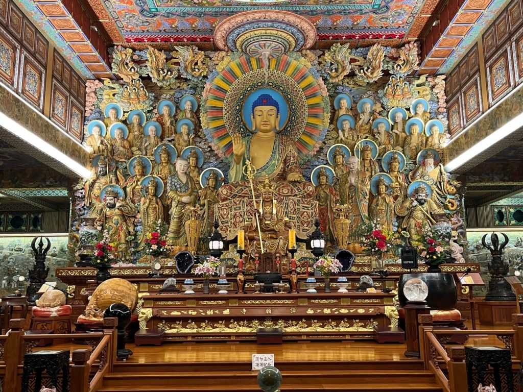 高雄六龜諦願寺大雄寶殿仿敦煌莫高窟第45窟景之靈山會上說法圖。(圖/雪莉攝)