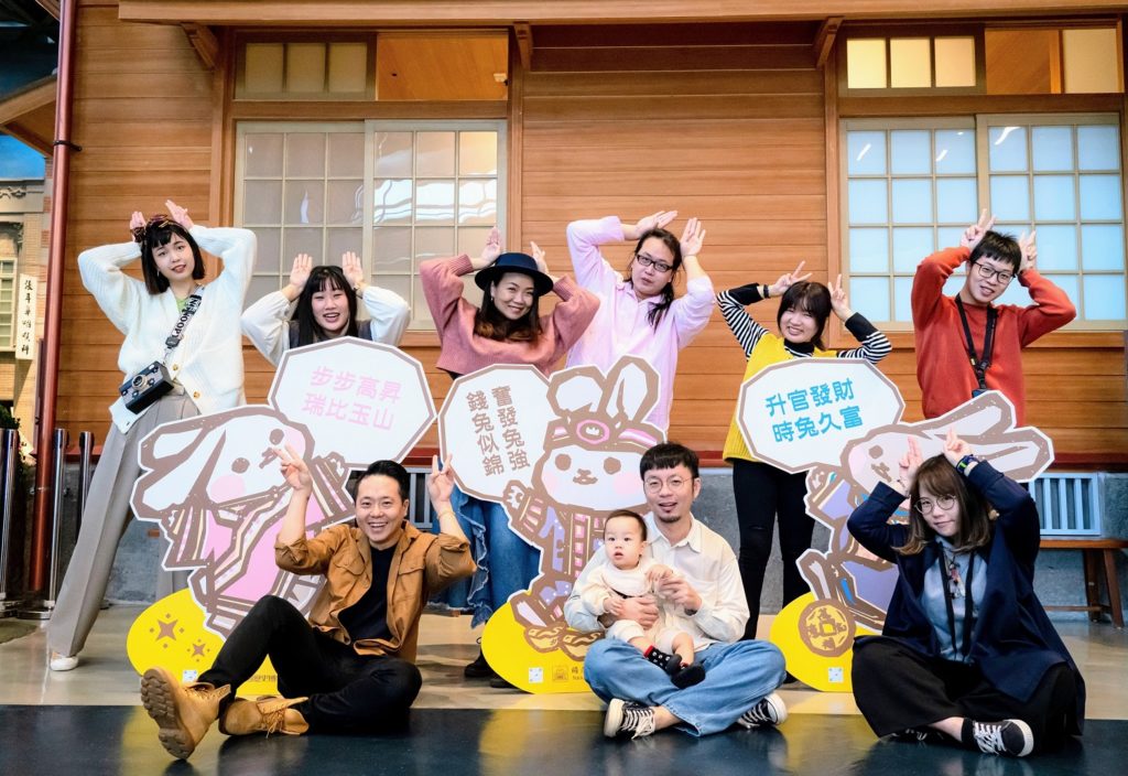 「吉祥話兔You」位於2F東門町派出所旁。(圖/文化局提供)