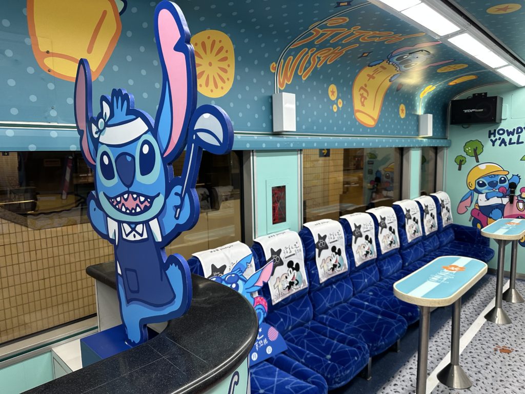 ▲環島之星夢想號的車廂內部盡是迪士尼樂園氛圍。(圖/臺鐵 提供)