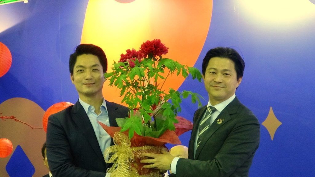 ▲台北市長蔣萬安（左）與日本松江市上定昭仁市長，齊一為台北春節花市揭幕。（圖/台北市產發局 提供）