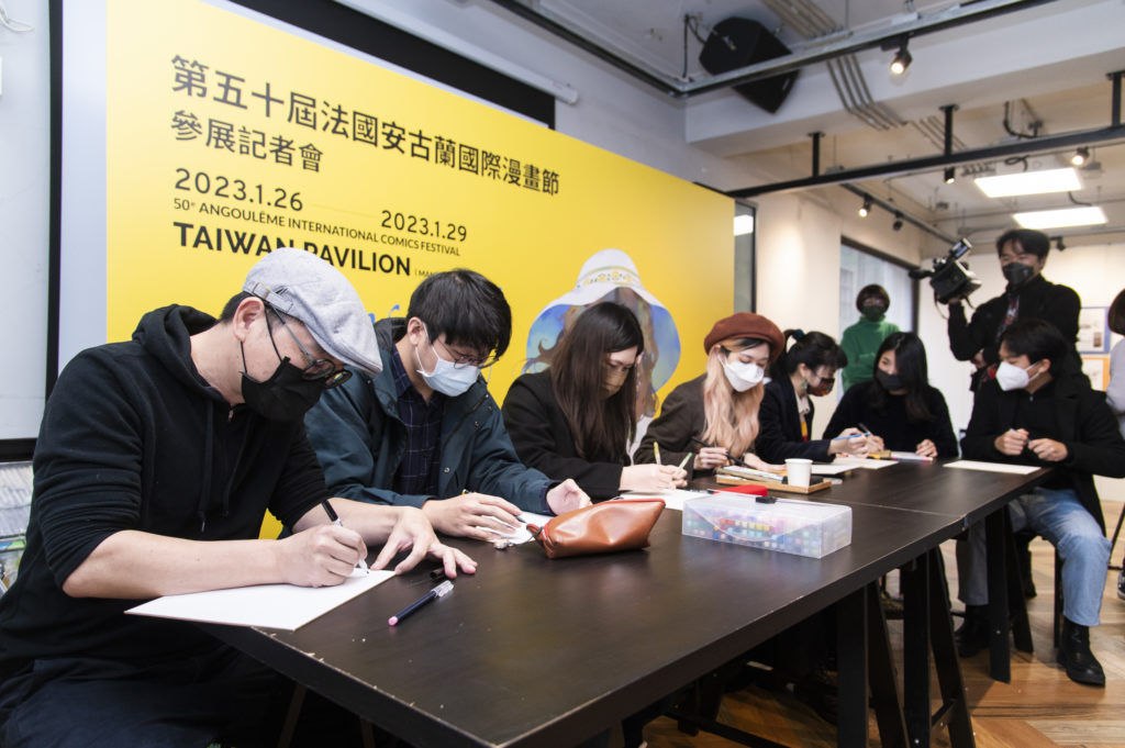 ▲創作者現場簽繪情況,相當熱烈。(圖/文策院 提供)
