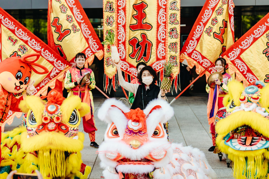 歌劇院藝術總監邱瑗與舞獅團喜迎新年。(圖/臺中國家歌劇院提供)