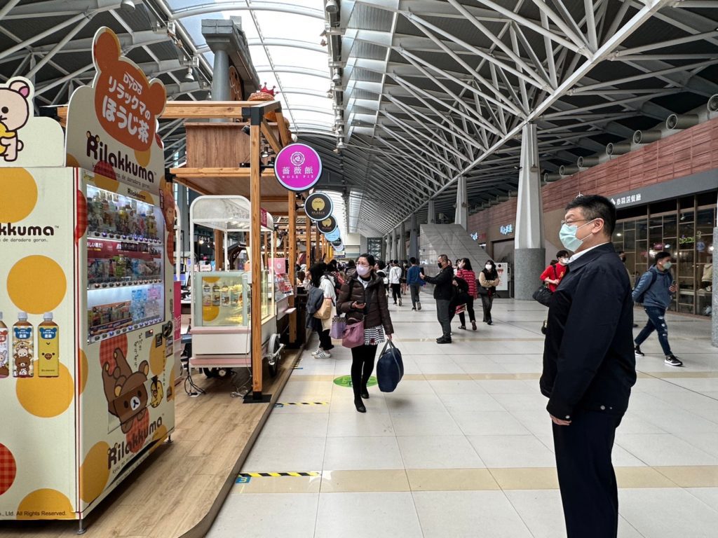 ▲台鐵局長杜微在元旦假期巡視鐵路運輸及商品販售情況。(圖/台鐵 提供)