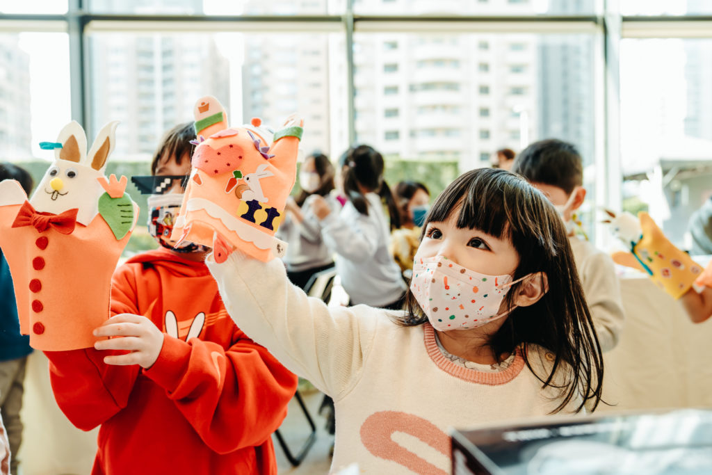 2023年臺中國家歌劇院兔偶DIY工作坊,由親子合力完成可愛兔偶。(圖/臺中國家歌劇院提供)