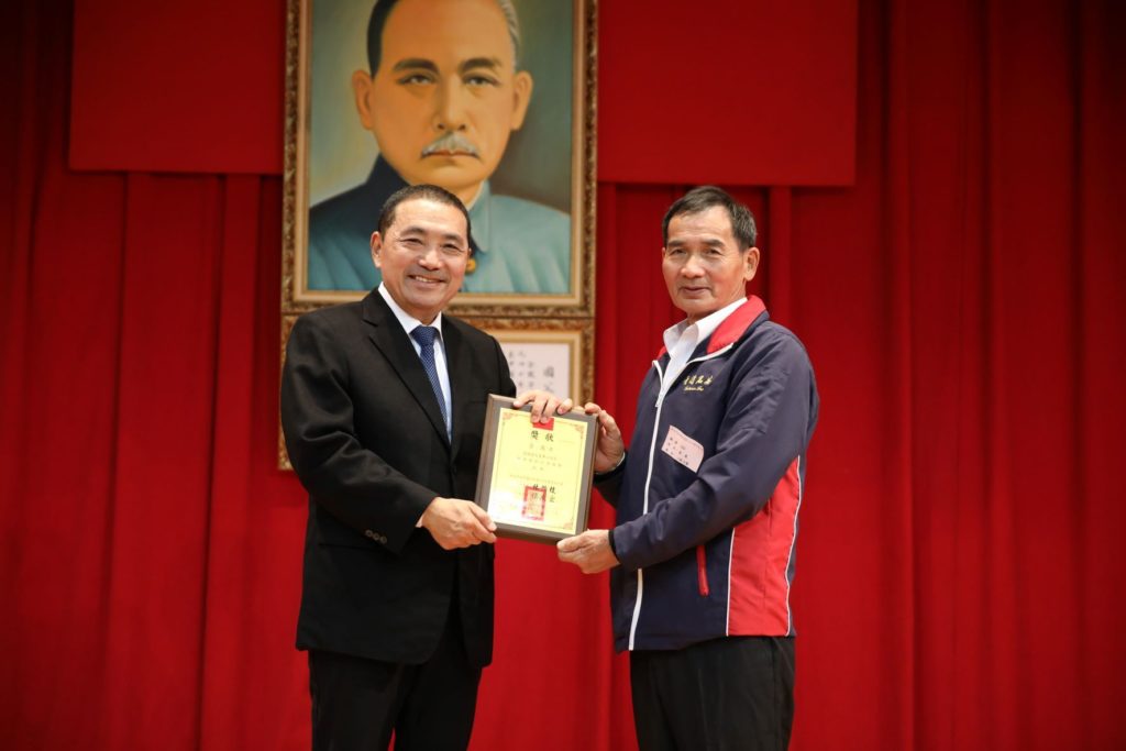 ▲新北市長侯友宜(左)頒獎表揚優秀農民及產銷有功獲獎人員。(圖/新北農業局 提供)
