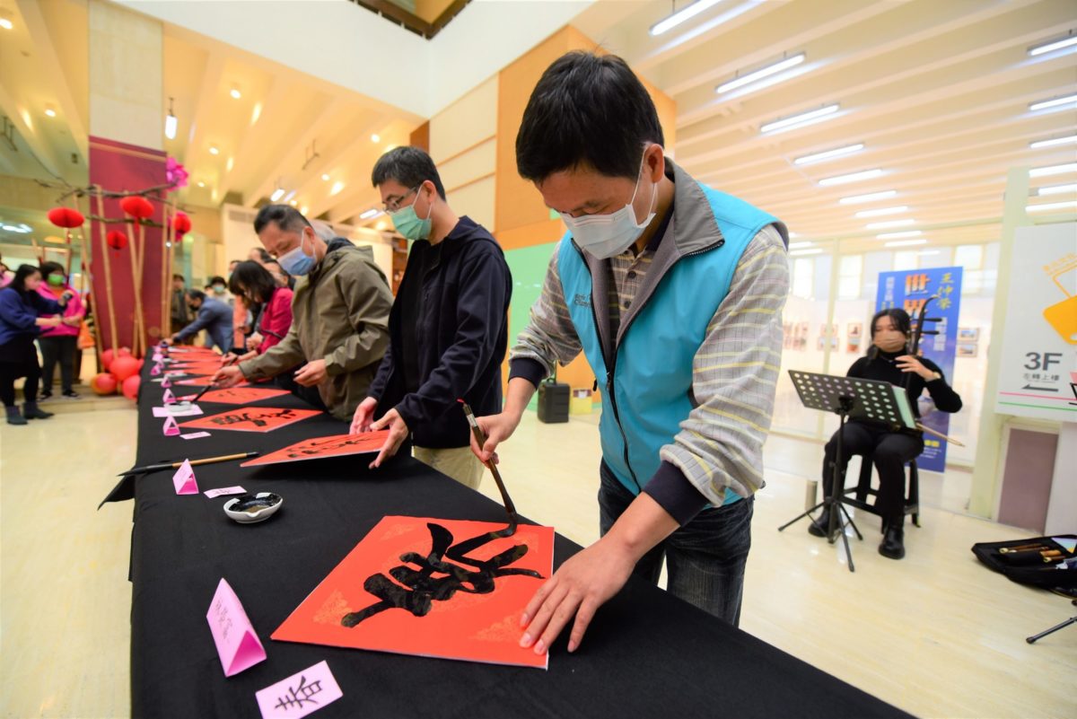 玉兔迎新春   中市文化局各場館揮毫活動   熱鬧滾滾