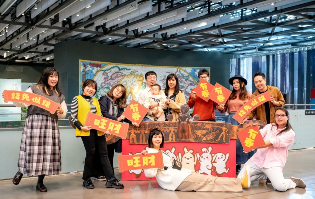 「Together兔接了」雙連杯位在4F第一特展室出口。(圖/文化局提供)