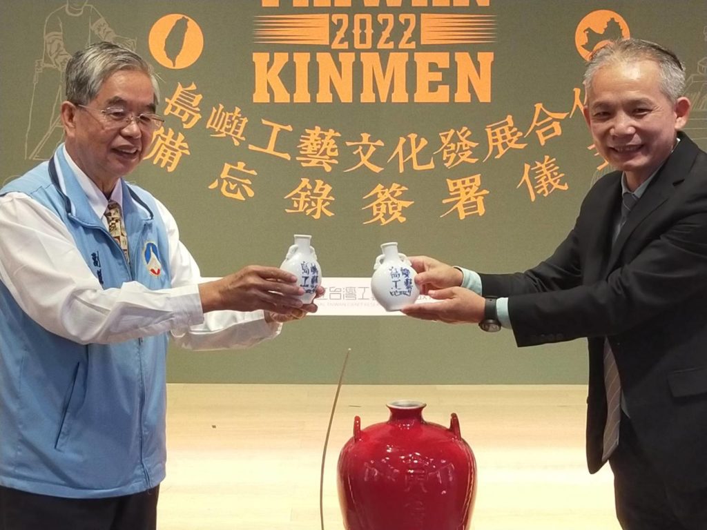 張仁吉（右）與金門縣政府合作啟動島嶼工藝的項目，是工藝中心生活文化的效益延伸。（記者 辛澎祥/攝）