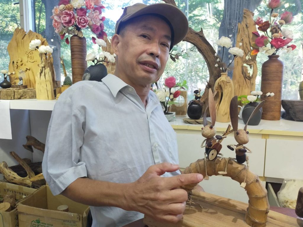 ▲利用大自然不同造型的果實,加以結構設計組合,讓作品中的免子唯妙唯肖,過程不易,李永謨卻甘之如飴。(記者 陳安婷/攝)