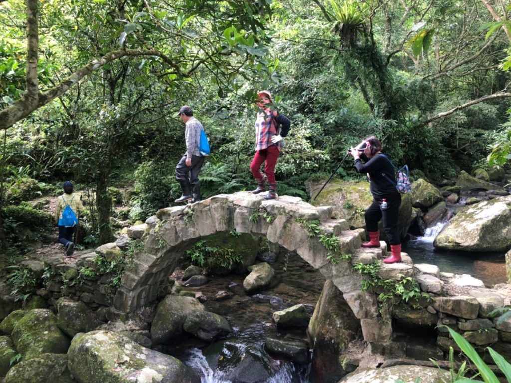 中坑古道中的石拱橋與溪流結合為一幅桃源美景，是登山客必拍之處。（圖/農業局提供）