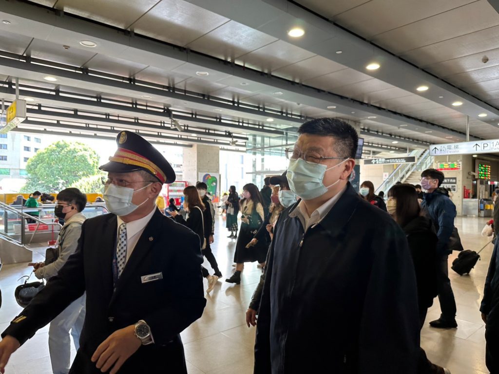 ▲台鐵局長杜微(右)在年節期間為輸運旅客而往來巡訪各車站。(圖/台鐵 提供)