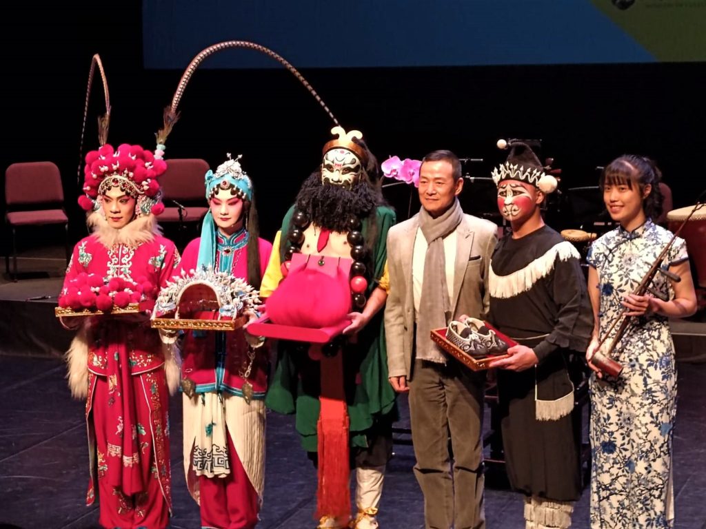 當代傳奇劇場藝術總監吳興國(右三)與5名結業習生。(記者 陳安婷/攝)
