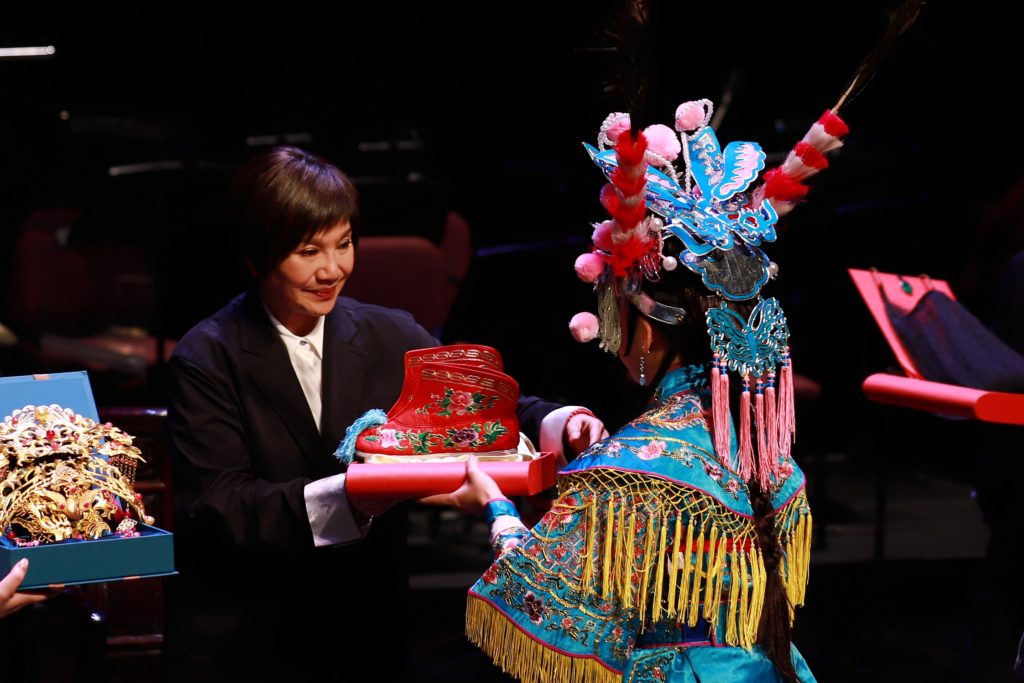 唐美雲歌仔戲團團長唐美雲（左）授予結業習藝生象徵傳承與祝福的行當配件