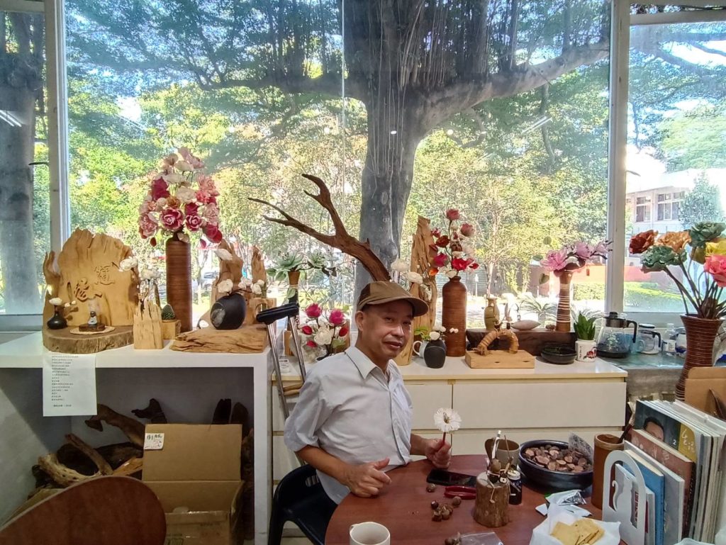 ▲愛樹的李永謨於工藝中心的工作環境外也是綠樹圍繞,提供了他創作素材的來源。(記者 陳安婷/攝)