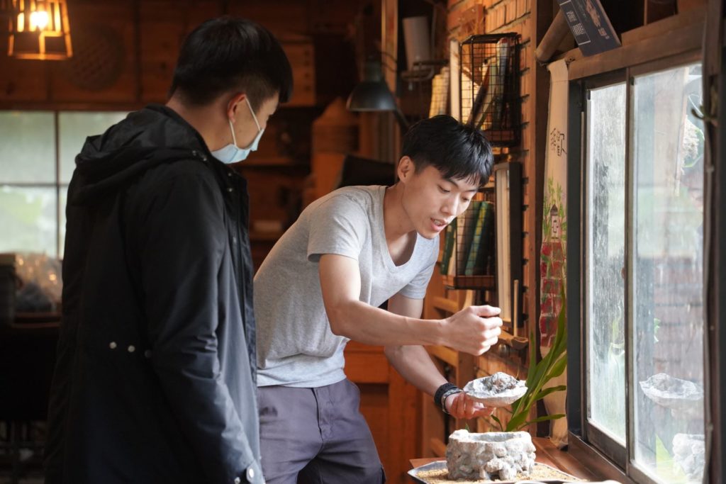 張哲岳拿出木炭古窯模型介紹內部構造與歷史。（圖/農業局提供）
