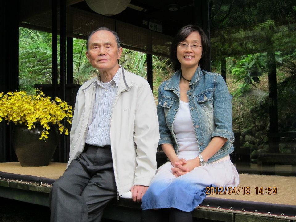 ▲蔣夢龍老師(左)與得力助手的么女蔣健宜,常有溫馨怡情的互動。(圖/蔣健宜 提供)