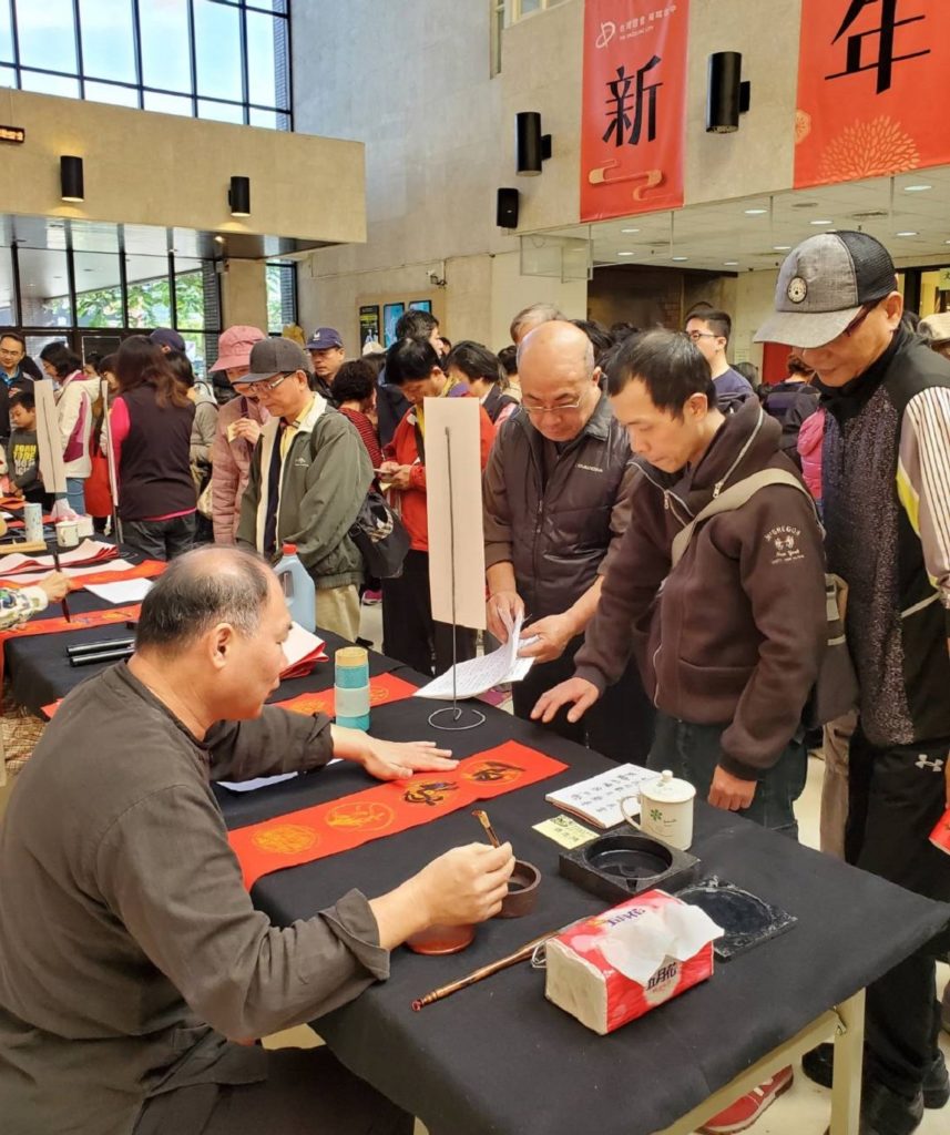 大墩文化中心新春揮毫活動,民眾免費索取春聯
