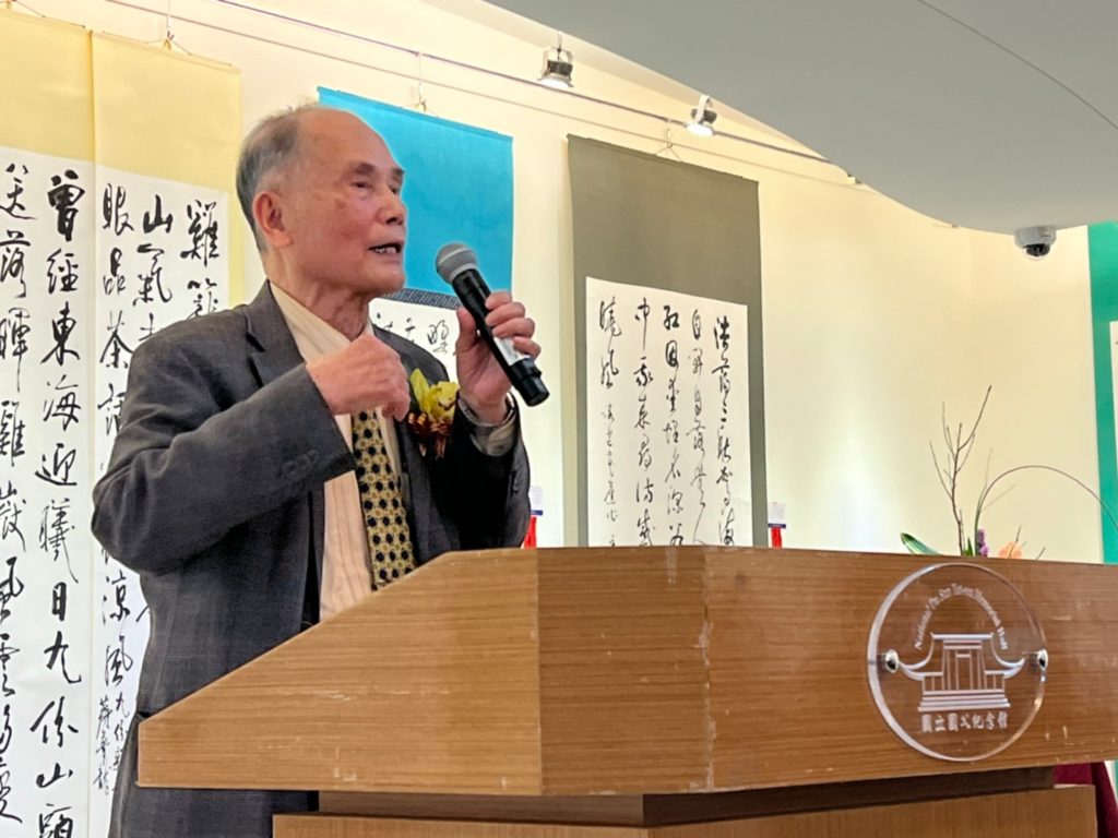 ▲蔣夢龍老師在個展開幕式上與大家分享他70年創作生涯的歷程。(圖/蔣健宜 提供)