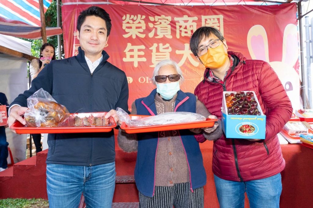 ▲蔣萬安市長（左）與辦年貨的市民開心合影。（圖/台北市產發局 提供）