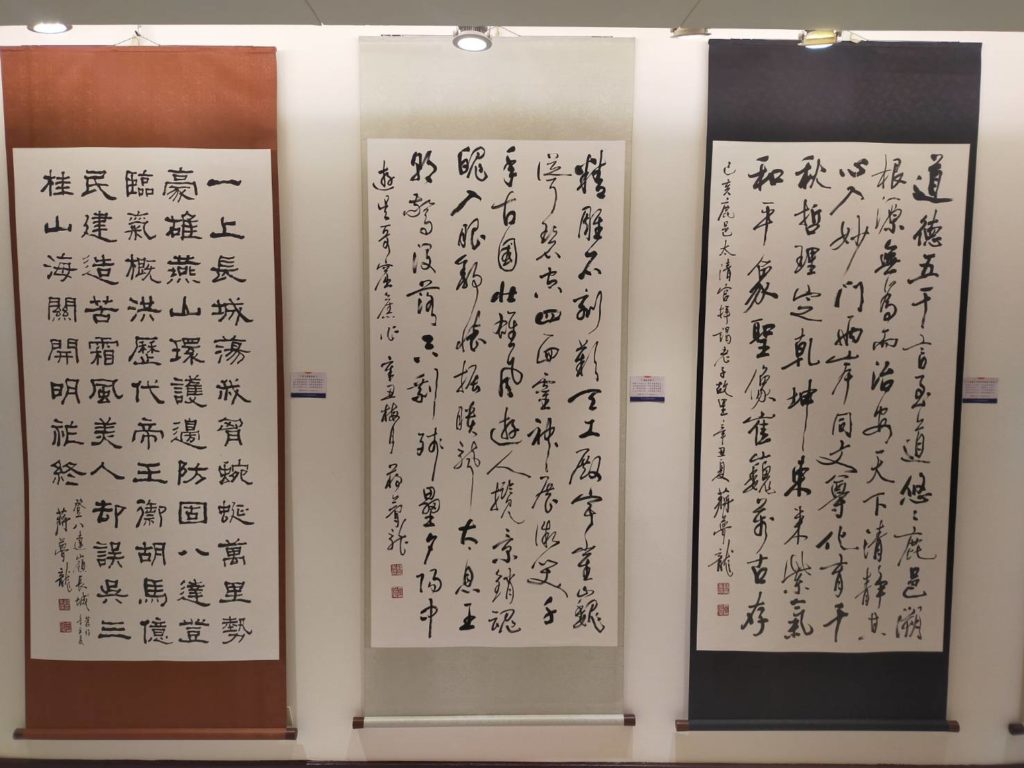 ▲不同書體作品的撰寫而襯托出蔣夢龍老師作品的真情詩意。(記者 辛澎祥/攝)