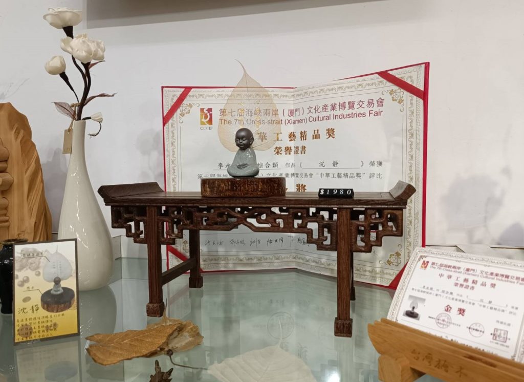 ▲作品《沈靜》榮獲第七屆海峽兩岸文化產業博覽交易會工藝精品金獎,精致又富有禪意。(記者 陳安婷/攝)