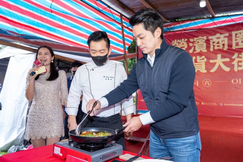 ▲蔣萬安市長（右）親手下廚料理，讓現場為之騷動。（圖/台北市產發局 提供）