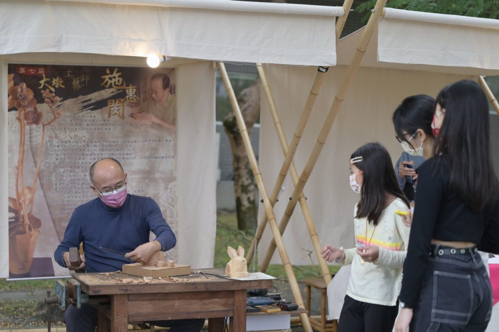 ▲工藝師現場實作工藝品,民眾仔細觀察著他的傑作。(圖/工藝中心 提供)