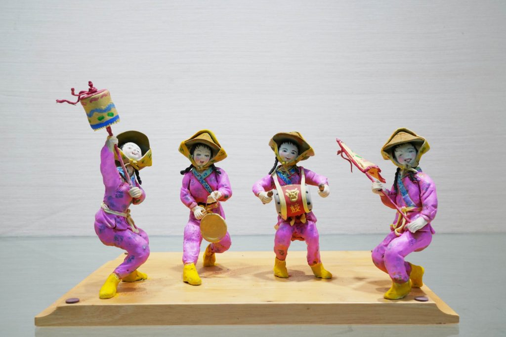 ▲巫俊德 2005作品「跳鼓陣 」，人物栩栩如生。（圖/中正紀念堂提供）