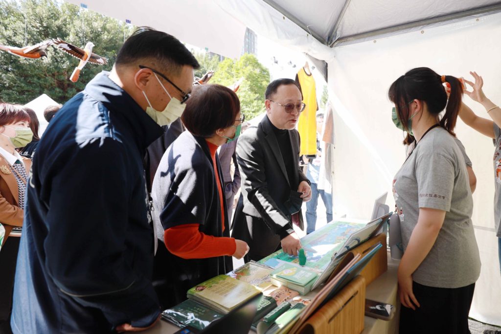 ▲史哲部長(右二)在展場參訪各攤位時十分開心的與工作人員交談。(圖/文化部 提供)